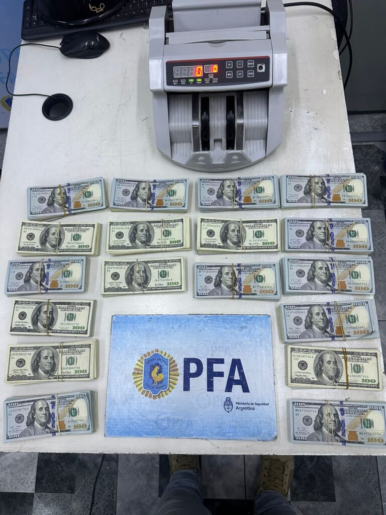 Liniers: detuvieron a un hombre con más de 175 mil dólares ocultos en una conservadora