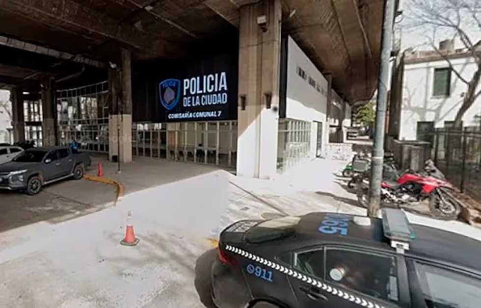 Murió un policía en Flores tras la caída de un cartel desde la Autopista 25 de Mayo