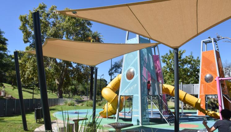 Nuevo espacio de sombra en Parque Lezama mejora el confort y amplía su uso durante todo el año