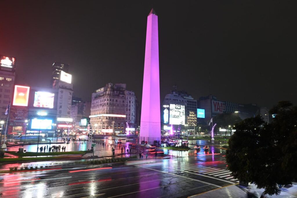 El Obelisco se ilumina de violeta para celebrar la clasificación de 9Z al Mundial de Counter-Strike