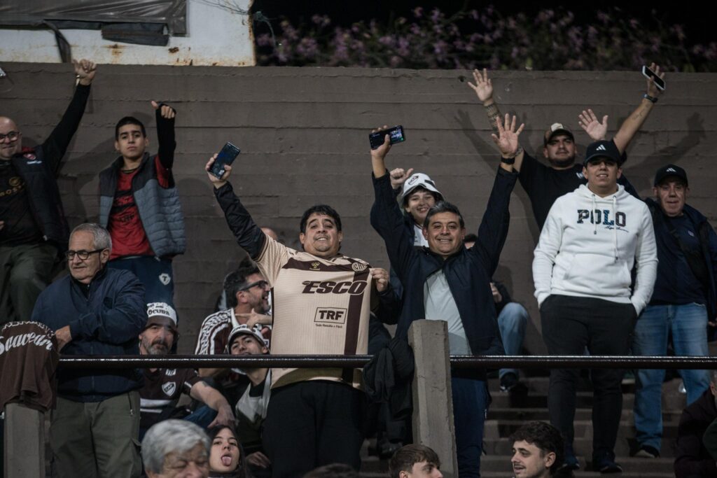 “Saavedra está de fiesta”: alegría en las calles del barrio en la previa del debut internacional de Platense