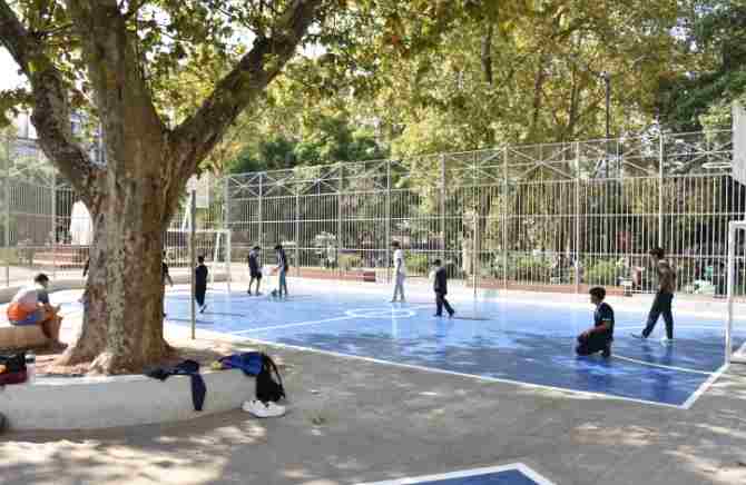 Cierran la cancha de tejo de la Plaza Primero de Mayo por obras en Balvanera
