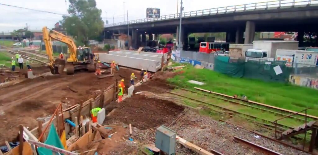 Montaron los puentes del tren Sarmiento para avanzar con el paso bajo nivel de Irigoyen