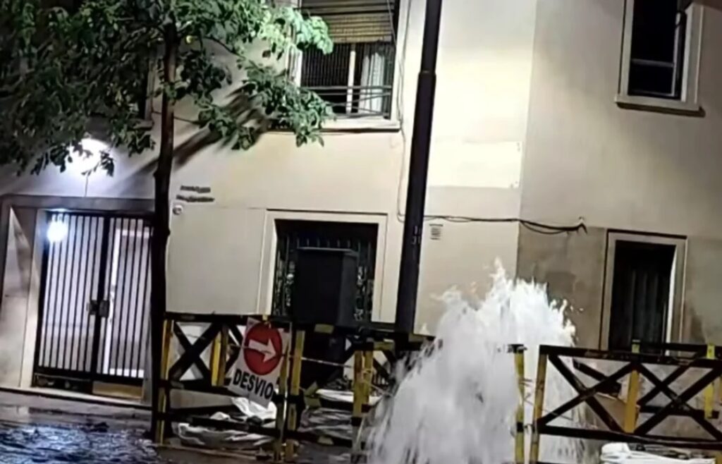 Rotura de caño en Recoleta provoca anegamientos y complica el tránsito