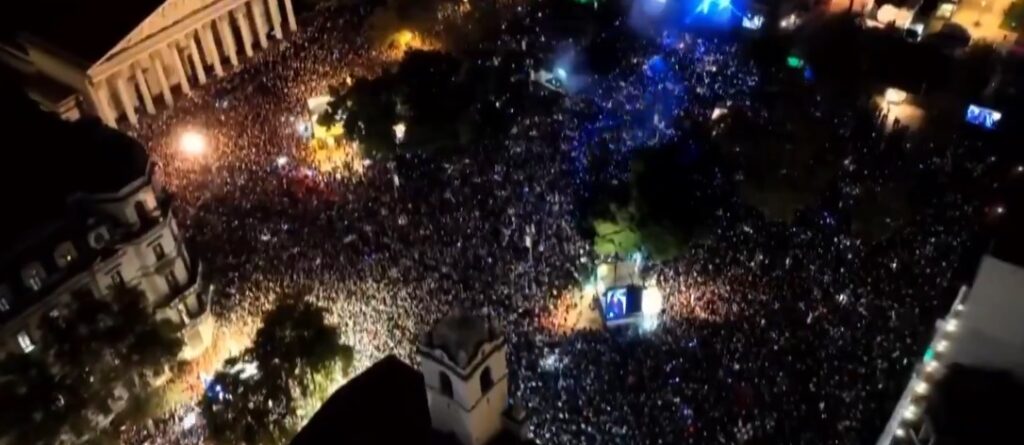 Multitudinario homenaje al papa Francisco en Plaza de Mayo: el Cura DJ Guilherme Peixoto hizo vibrar la noche porteña