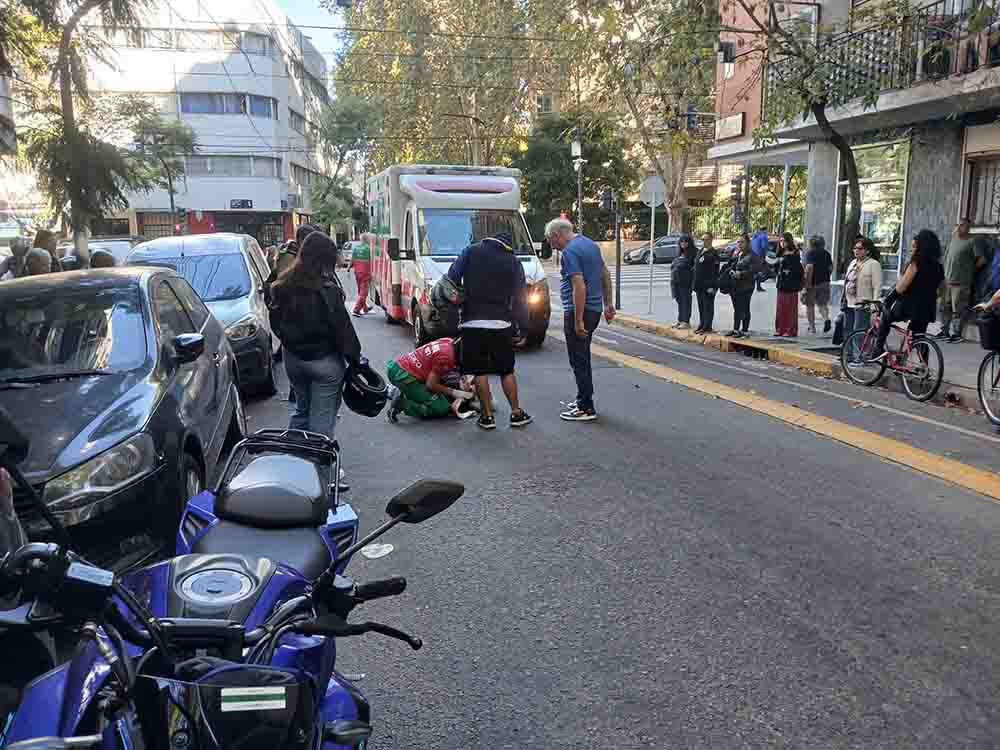 Transeúnte cae hacia la calle y su cabeza golpeó sobre el pedal de una moto que circulaba