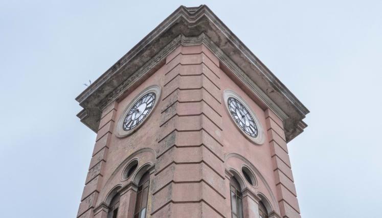 El histórico reloj de Mataderos volverá a funcionar tras una década de silencio