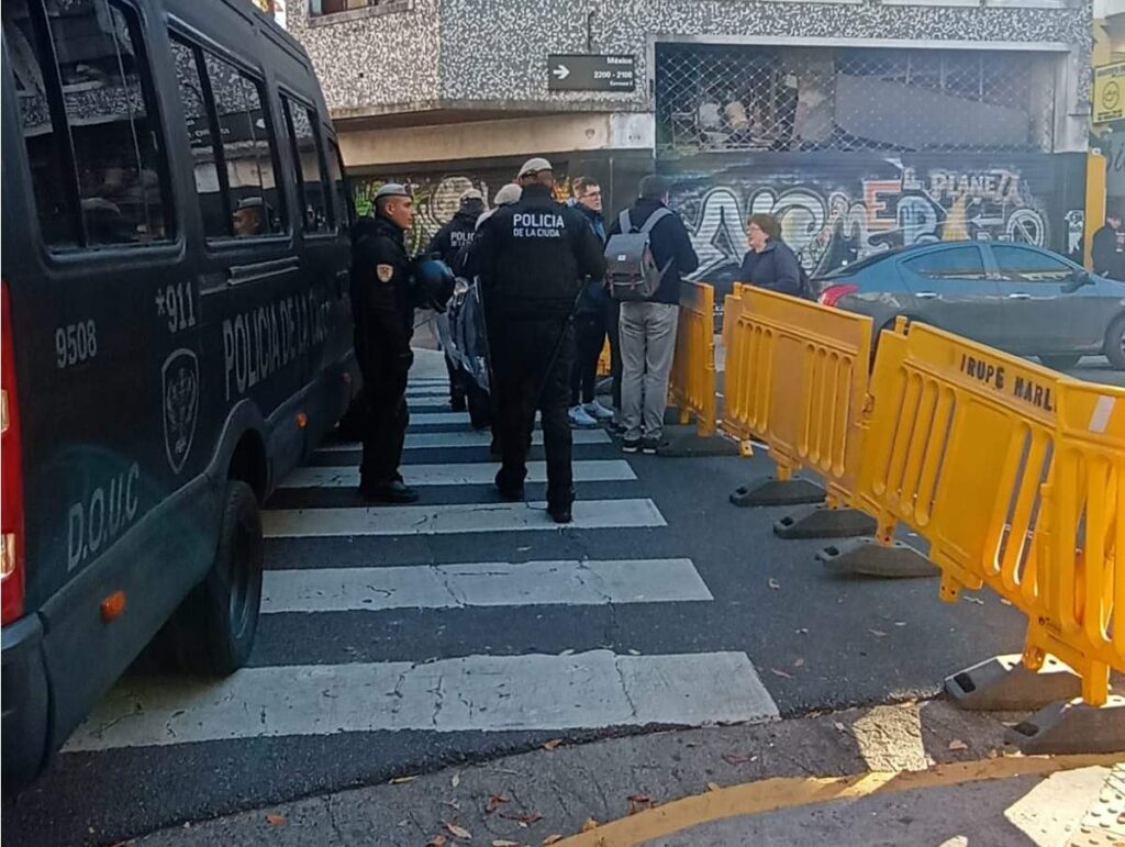 Balvanera: desalojaron a varias familias de una vivienda en la calle México