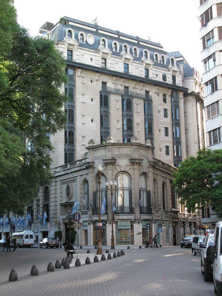 El mural de oro oculto durante décadas en el Plaza Hotel Buenos Aires
