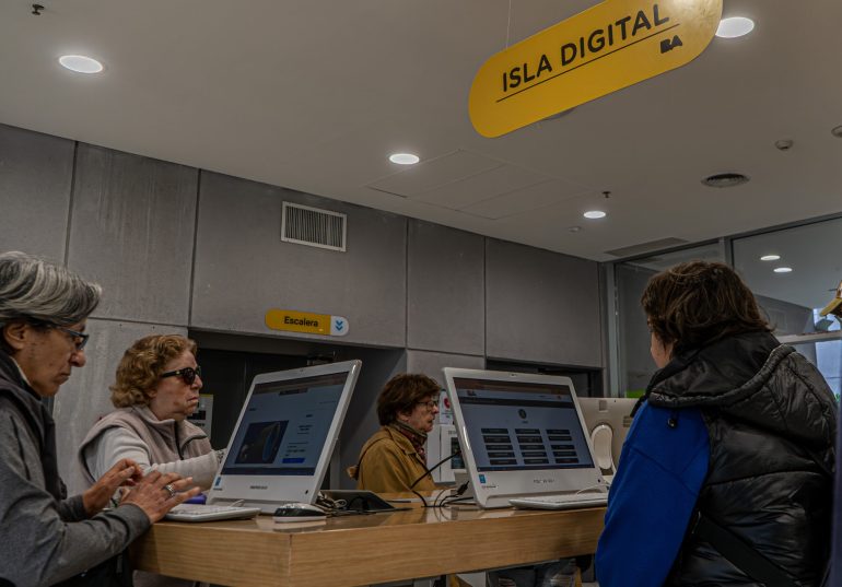 Más de 5.200 jubilados ya accedieron al pase gratuito de subte en la Ciudad