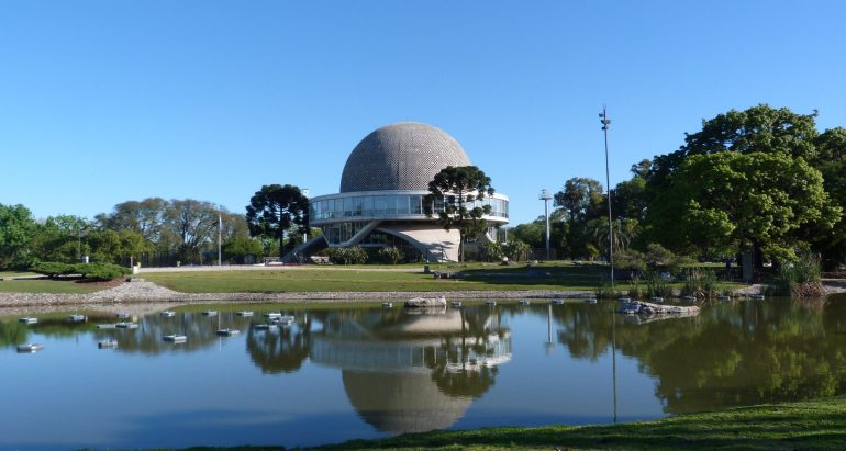 Ciencia y swing bajo las estrellas: el Planetario invita a vivir una tarde distinta en Palermo