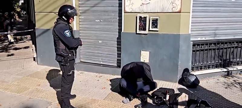La Policía de la Ciudad detuvo a un motochorro tras una persecución iniciada en Constitución y culminada en Boedo