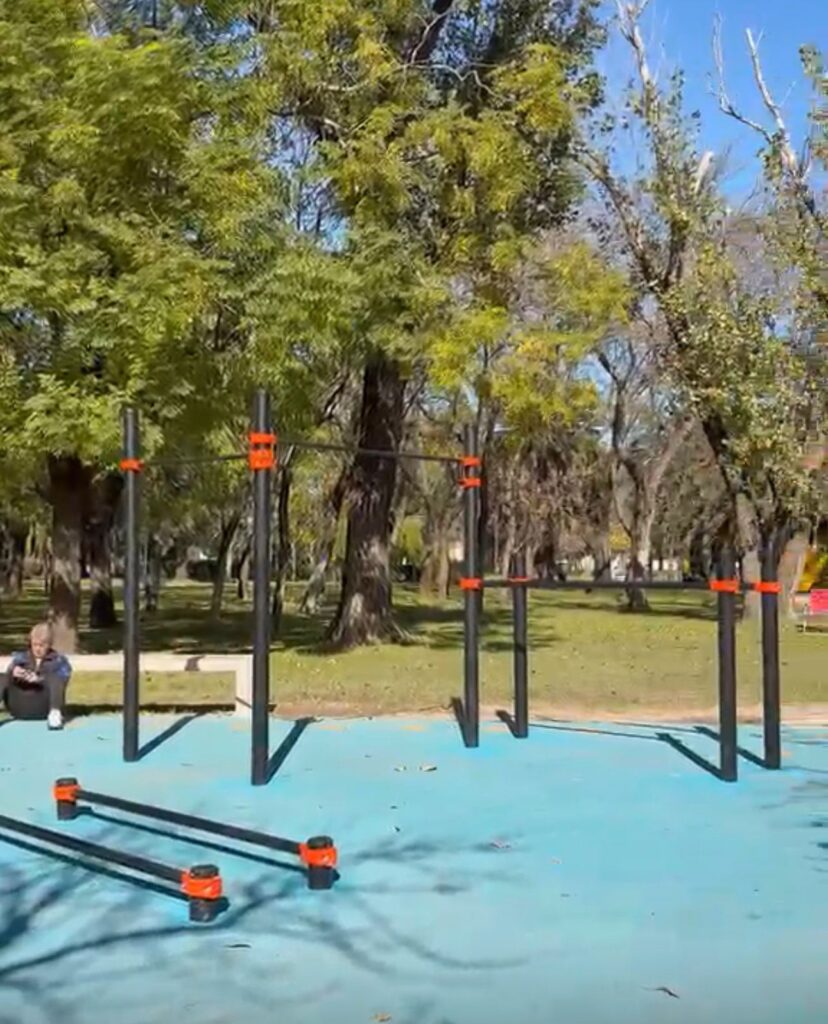 Instalada la nueva posta de calistenia en el Parque Mugica de Saavedra