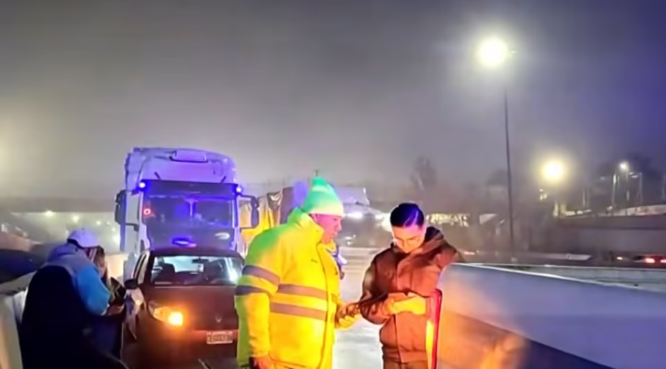En una mañana con nieblas, un choque entre un camión y un auto causó demoras en la Autopista Dellepiane
