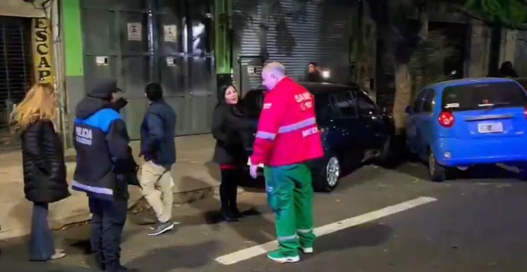 Choque en Balvanera: una conductora impactó contra autos estacionados sobre avenida Belgrano