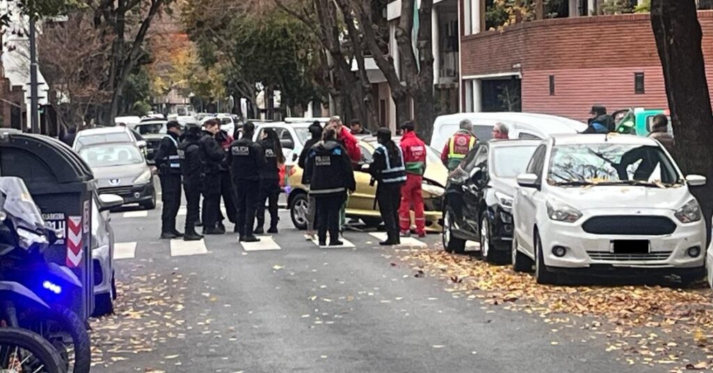 Saavedra: dos autos chocaron en Amenábar y Ruiz Huidobro, hubo tres heridos