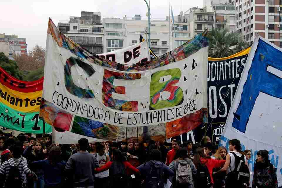 Estudiantes secundarios llaman a un corte en Boedo y San Juan por mejoras escolares en medio de amenazas de violencia