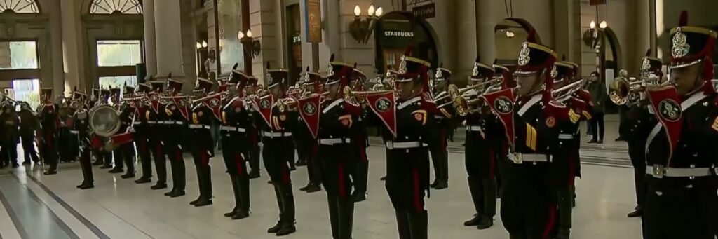 Día del Himno: bandas militares tocan en Retiro, Obelisco, Casa Rosada y otros puntos de la Ciudad y del país