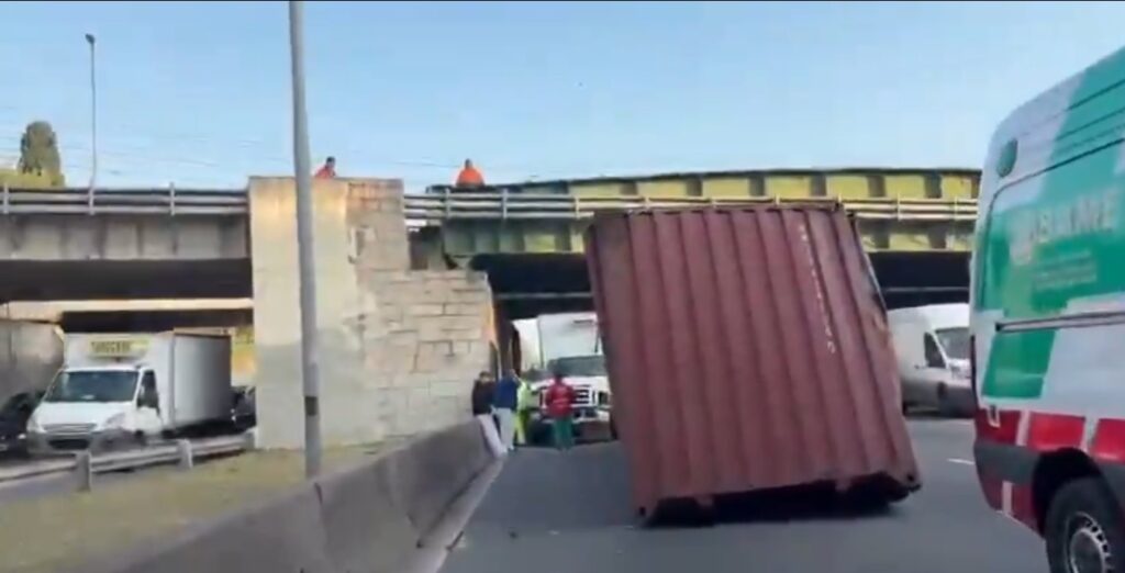 Caos vehicular en Saavedra por un choque en cadena sobre General Paz: un camión chocó un puente, cayó un contenedor y hubo dos heridos