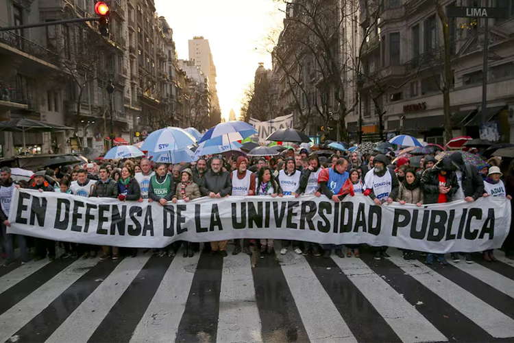La respuesta a la marcha universitaria muestra a un Gobierno decidido a incumplir la ley