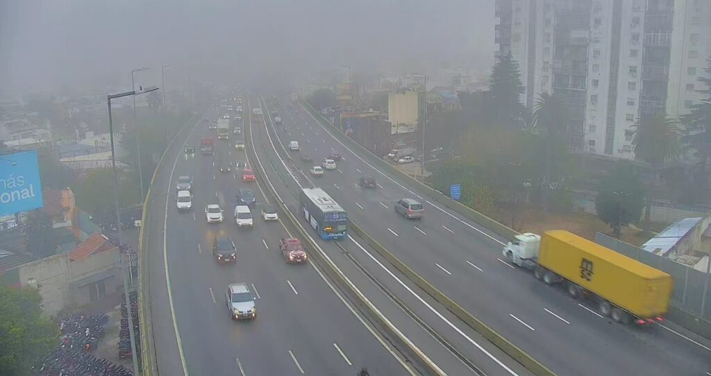 Alerta violeta por niebla en la Ciudad: precaución en la calle y al volante por la baja visibilidad