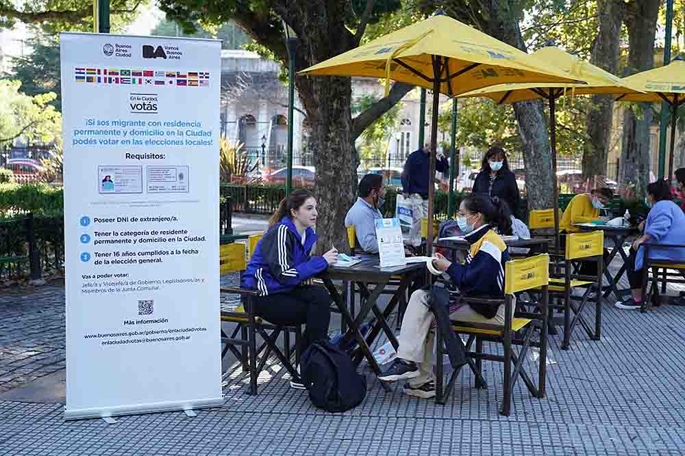 Balvanera: operativo de servicios móviles permite hacer trámites y acceder a atención gratuita en la Plaza Primero de Mayo