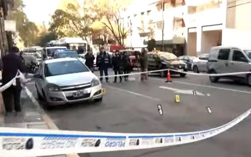 Once: hallan un auto con manchas de sangre y vainas servidas en Rivadavia al 3300