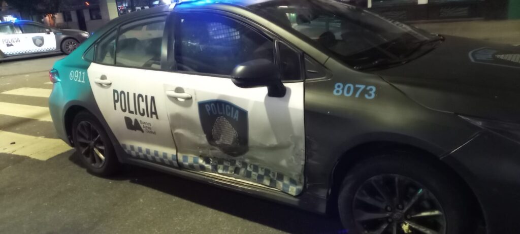Choque entre un patrullero y un particular en Monroe y Cramer: un policía herido fue derivado al Pirovano