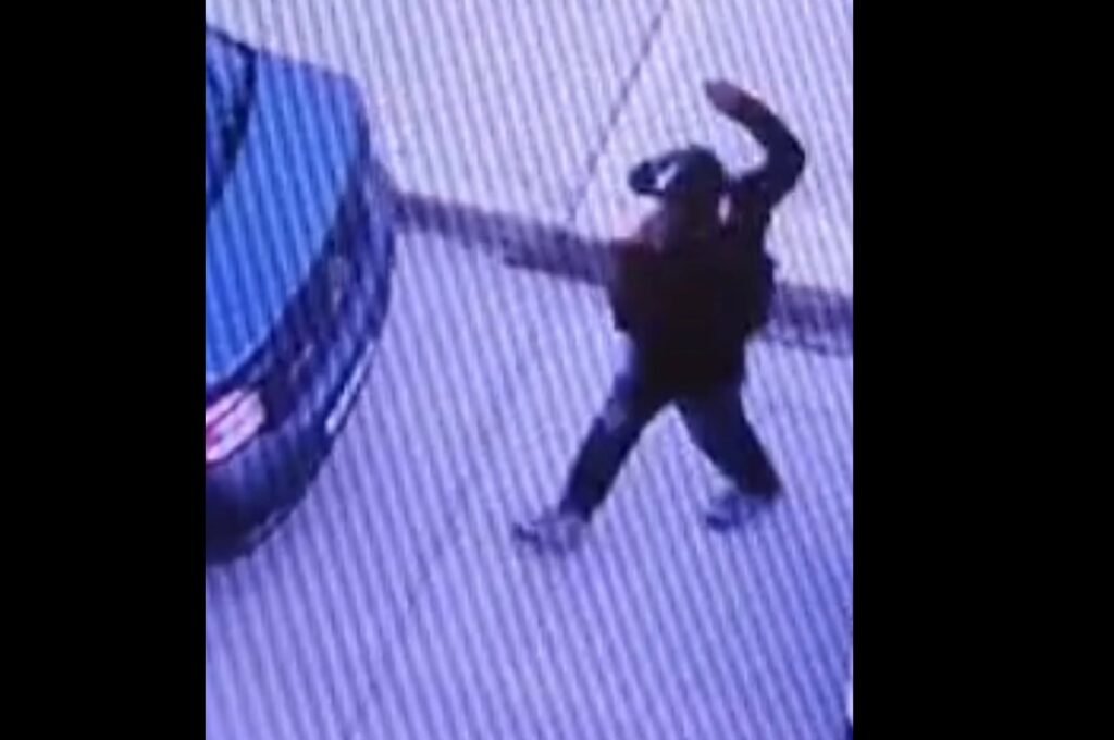 Condenan en 48 horas a un hombre por dañar un auto en Barracas
