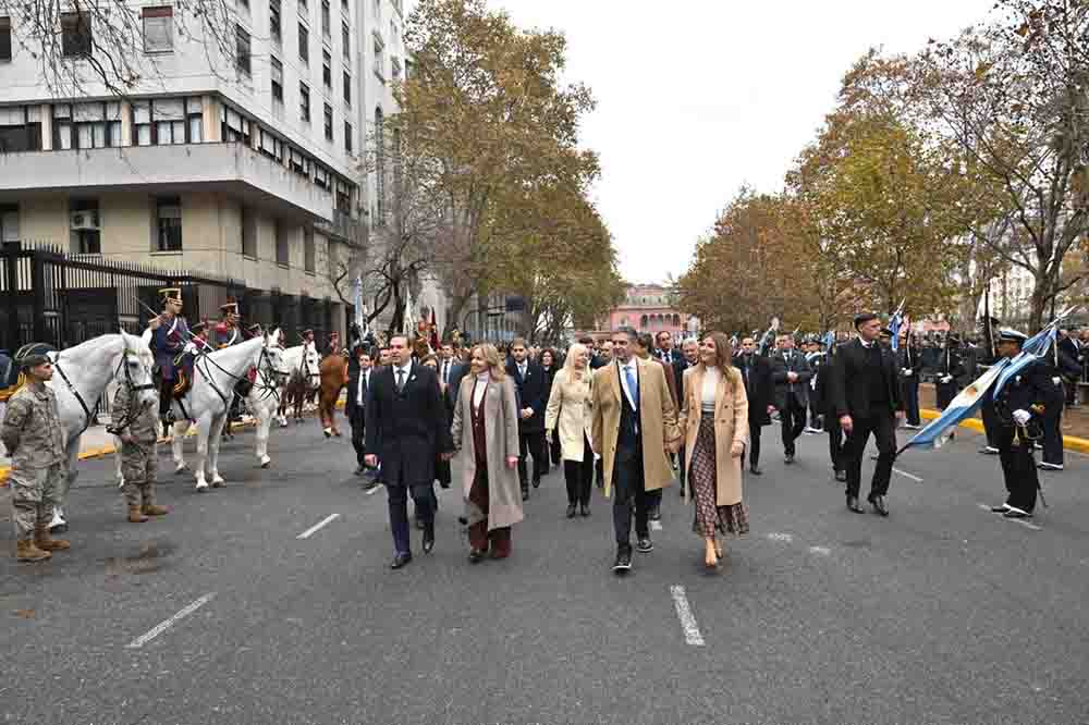 25 de Mayo: el jefe de Gobierno encabezó el izamiento de la bandera en la Plaza de Mayo