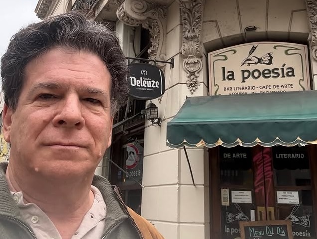 Como Peter Thiel, Eric Weinstein está en Buenos Aires: recorrió San Telmo y dejó una postal en el Bar La Poesía
