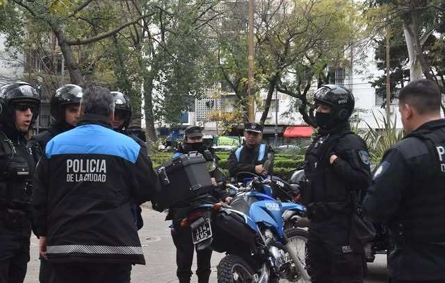 Pañuelos y policía en la Plaza Almagro: la asamblea convoca a un nuevo acto cultural y hay expectativa sobre el operativo de uniformados