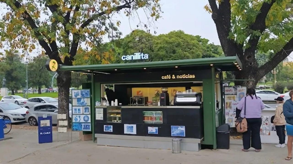 Los puestos de diarios se reinventan: café de especialidad, pastelería y nuevos servicios en las calles porteñas