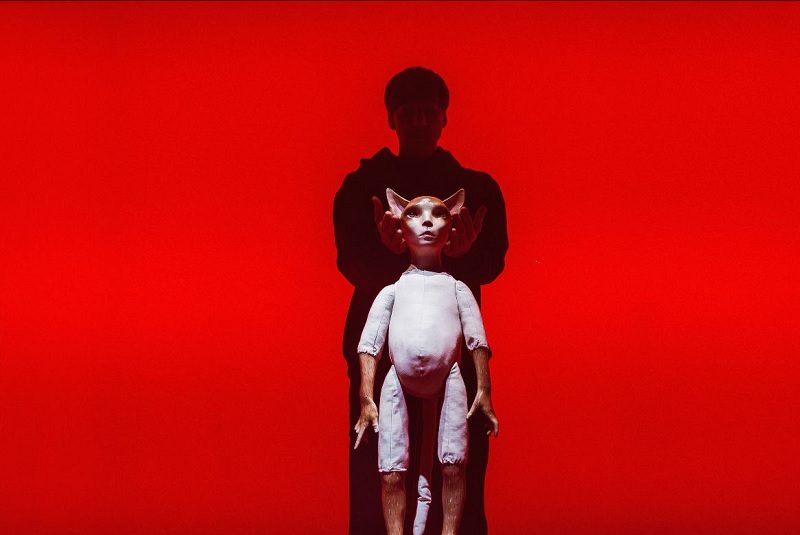 Matías Umpierrez estrena “PLAY” en ArtHaus, una obra sobre los discursos de odio