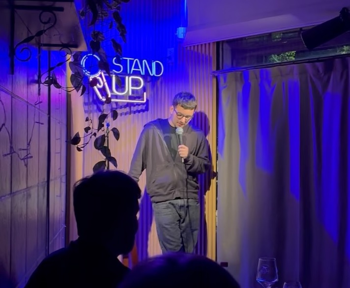 Humor para tiempos difíciles: un show de stand up íntimo de Mati Lipo en Saavedra invita a reírse de “remarla”