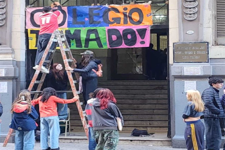 Tomas en el Pellegrini y el Nacional Buenos Aires por el financiamiento universitario