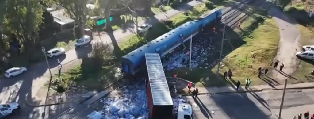 Pilar: servicio limitado del tren San Martín tras un choque con un camión
