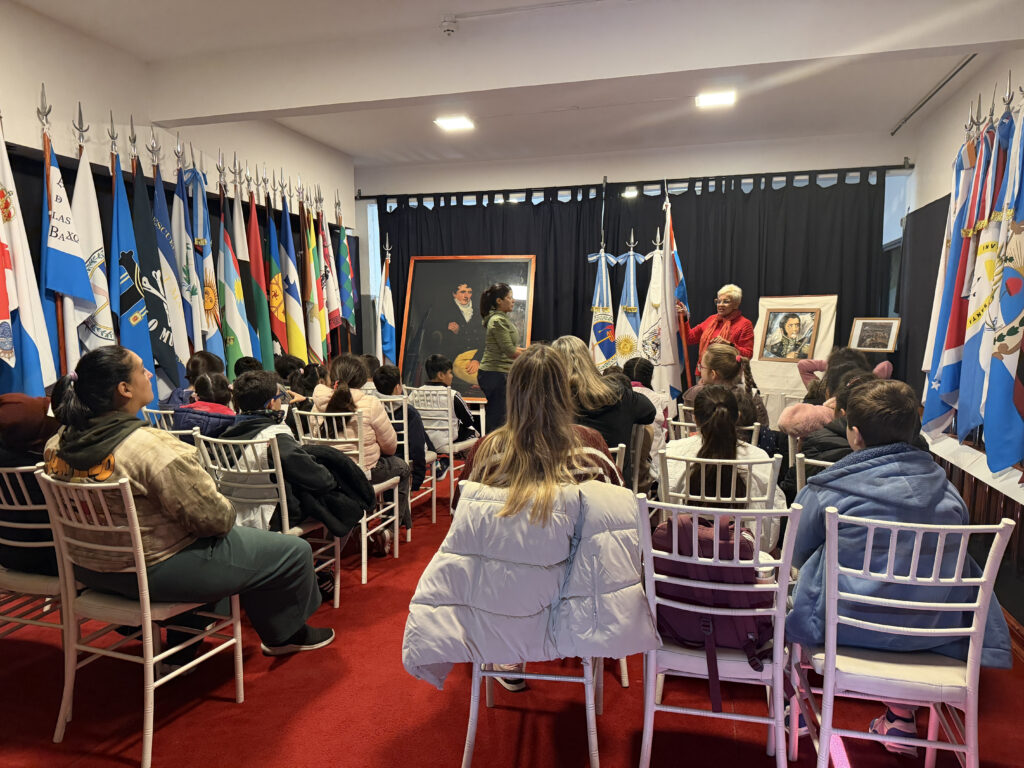 Las escuelas porteñas ya pueden reservar visitas al Salón de Banderas para la Promesa a la Bandera