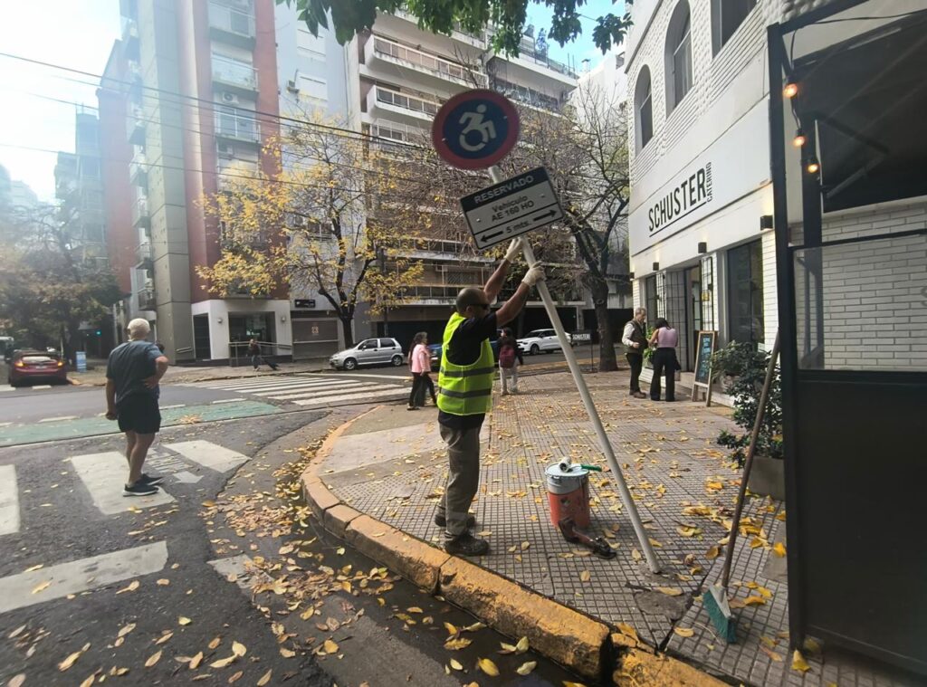 La Ciudad suspenderá licencias y multará a quienes falsifiquen carteles de estacionamiento para personas con discapacidad