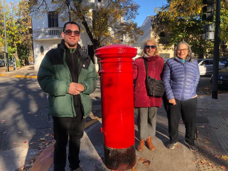 Recuperan los buzones rojos de Colegiales