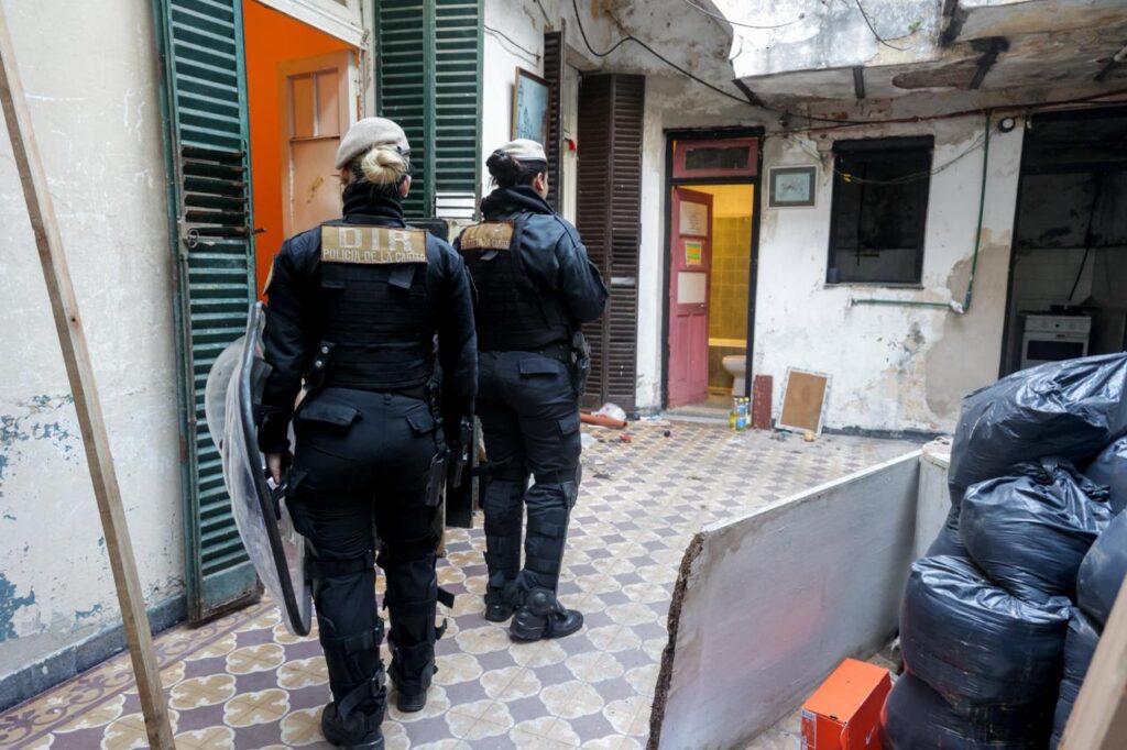 La Policía de la Ciudad desalojó una vivienda usurpada hace nueve años en Parque Patricios y la restituyó a su propietario
