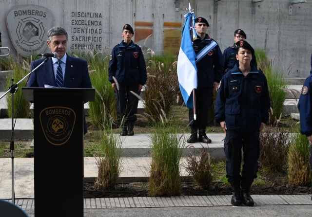 El GCBA homenajeó a los bomberos caídos y suma 650 nuevos policías en la calle
