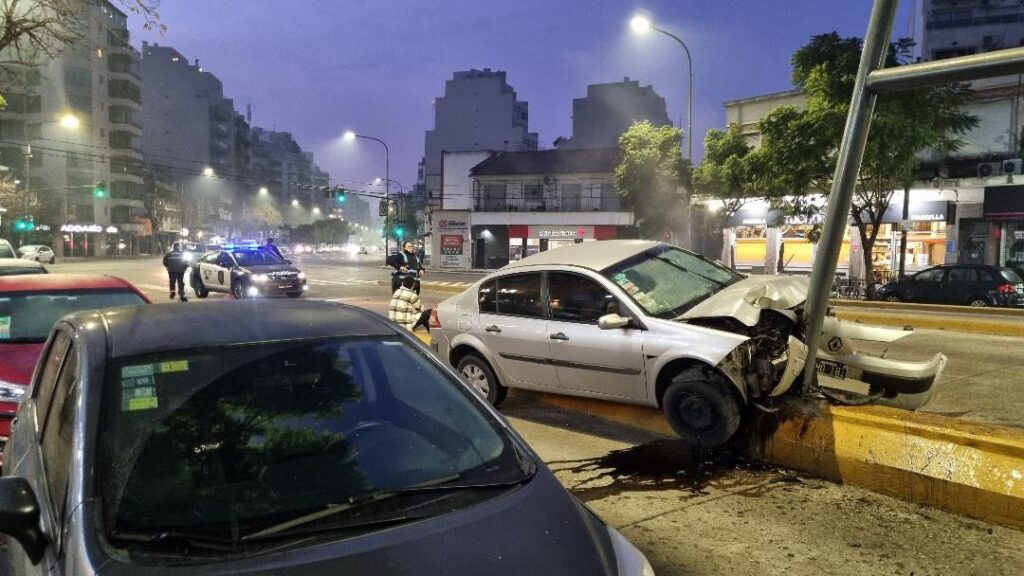 Un conductor chocó contra la estructura del túnel de avenida Balbín