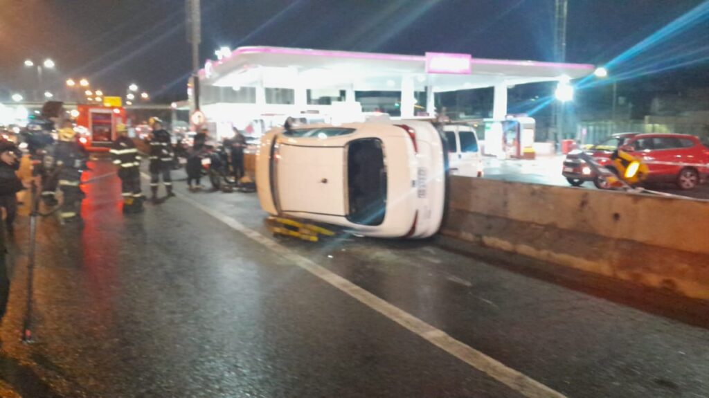 Liniers: volcó un auto en General Paz tras chocar contra el guardar