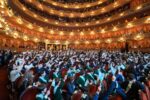 Más de 1.100 estudiantes prometieron lealtad a la bandera en el Teatro Colón y cantaron el feliz cumpleaños a Messi