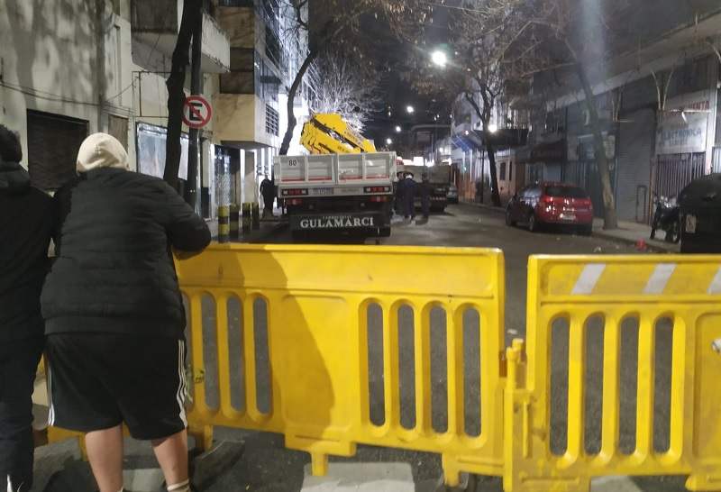 El GCBA clausuró y desalojó a varias familias de un inmueble en Balvanera: operativo policial y protesta