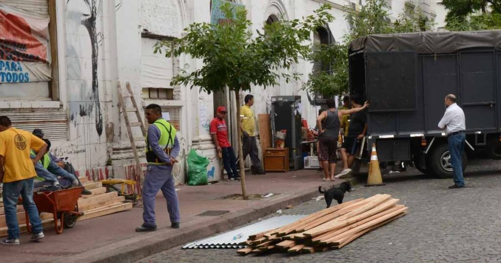 Freno judicial a los desalojos administrativos en la Ciudad de Buenos Aires: la Justicia exige control previo y soluciones habitacionales