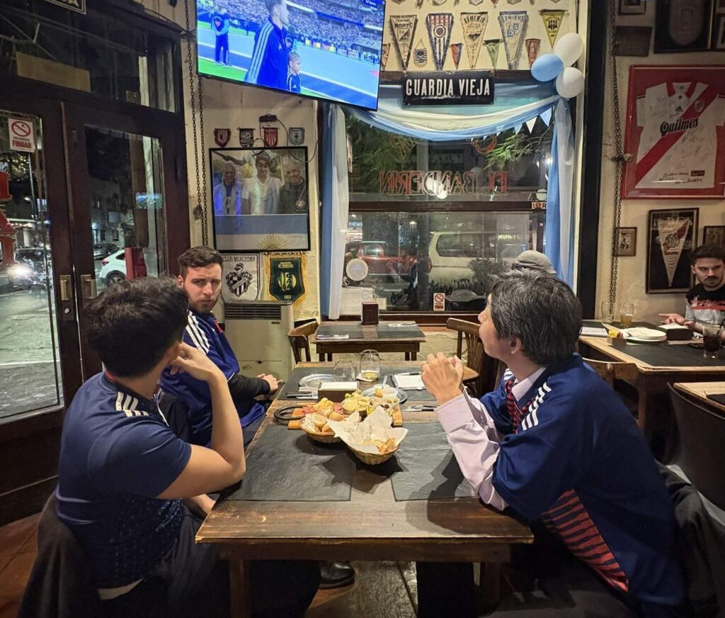 El embajador de Japón alentó a su selección desde El Banderín, el histórico bar de Almagro