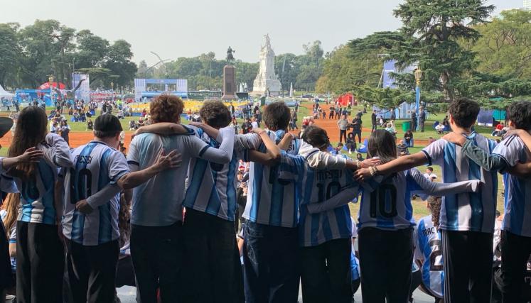 Estudiantes de la Escuela Esnaola de Saavedra fueron protagonistas de la apertura del Fan Fest del Mundial en Palermo
