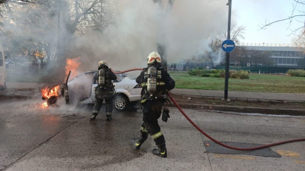 Se incendió un auto en Villa Real y el fuego alcanzó a otro vehículo